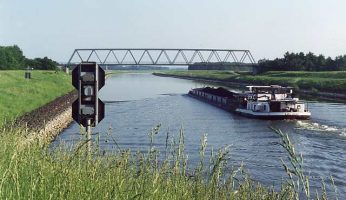 Foto vom Elbe-Seitenkanal mit einem fahrendem Schiff.