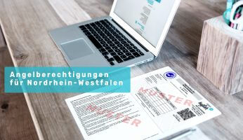 Laptop und Schreibtisch mit Balken"Angelberechtigungen Nordrhein Westfalen"