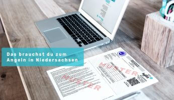 Laptop und Schreibtisch mit Schriftzug " Angelberechtigungen Niedersachsen"