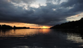 Ein Sonnenuntergang in Wolken an der Elbe.