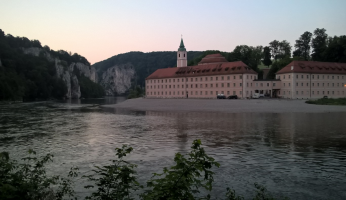Die Donau bei Kelheim mit der Stadt im Hintergrund bei Sonnenuntergang.