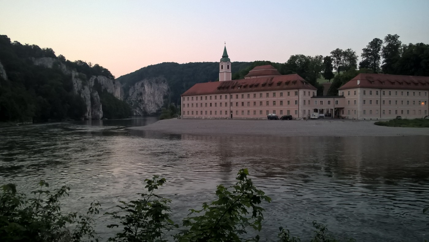 Die Donau bei Kelheim mit der Stadt im Hintergrund bei Sonnenuntergang.