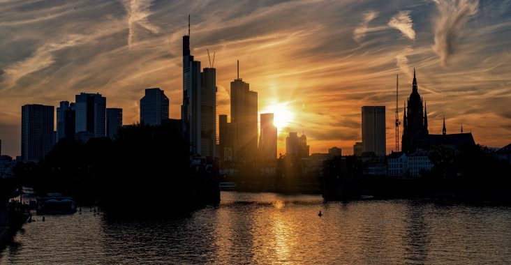 Der Main bei Frankfurt mit Sonnenuntergang und City.