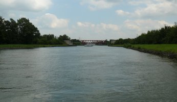 Der Datteln-Hamm-Kanal mit bewölkten Himmel.