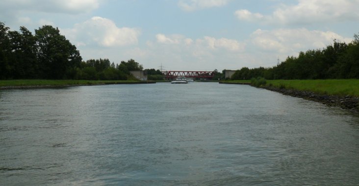 Der Datteln-Hamm-Kanal mit bewölkten Himmel.