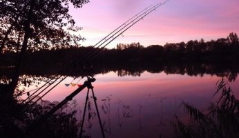 Abendrot beim Angeln an einem See.