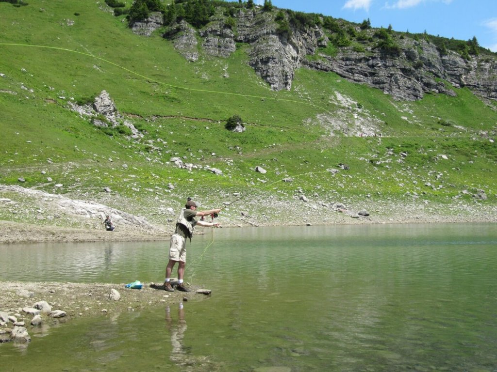 Mann der angelt an einem See