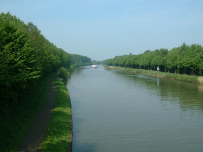 Der Mittellandkanal Lübbeck umgeben von Bäumen.