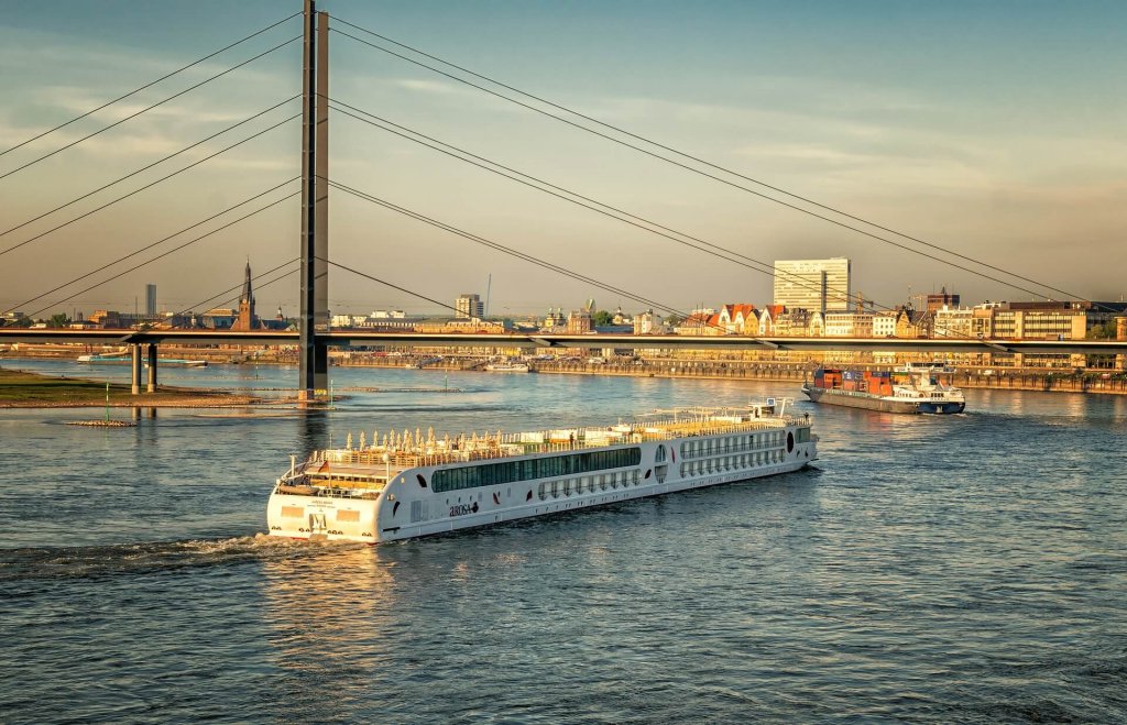 Rhein mit Blick auf Düsseldorf, Brücke und Schiffen.