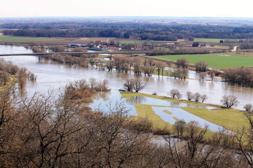 Ob Fluss, Bach oder Kanal - Hochwasser wie hier in der Donau ist immer ein Thema.