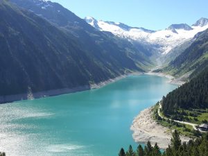 Luftbild vom Schlegeis Stausee mit Blick auf die umliegenden Berge.
