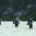 Angler vom Angelverein beim gemeinsamen Fliegenfischen im Fluss